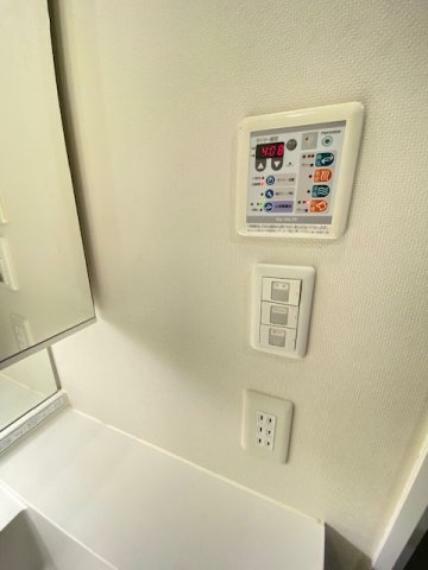 【浴室乾燥機】 あると便利な設備機器です。雨天の際だけでなく、花粉や黄砂が飛び交う時期、東京湾での赤潮や青潮発生時にも使えますので、においやほこりの予防が可能