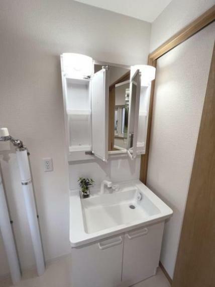 【洗面台＿収納】洗面台は三面鏡です。身支度でも助かりますし、収納力もばっちりです。鏡の裏に洗面用具を隠すことが出来るため、綺麗な見た目を保つことが出来ます。