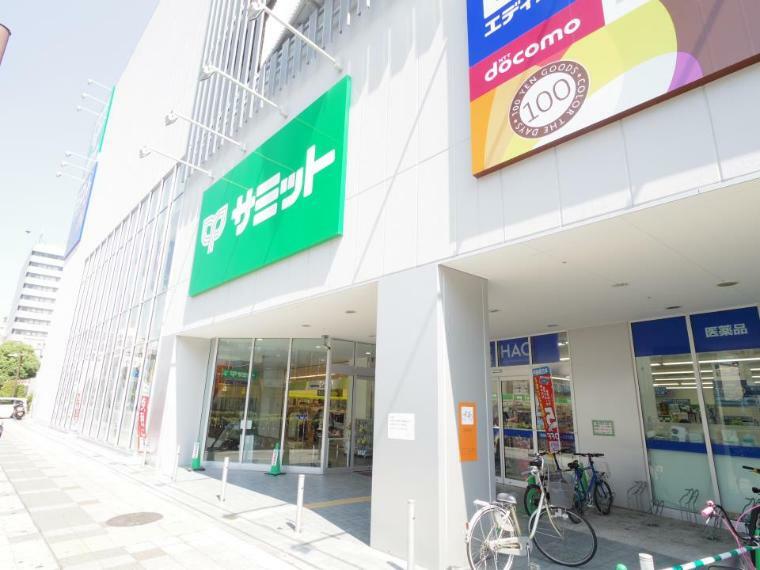 サミットストア横浜曙町店（食品から日用品、お惣菜や焼き立てパンまで幅広く取り扱っています。百円ショップも館内にあります。）