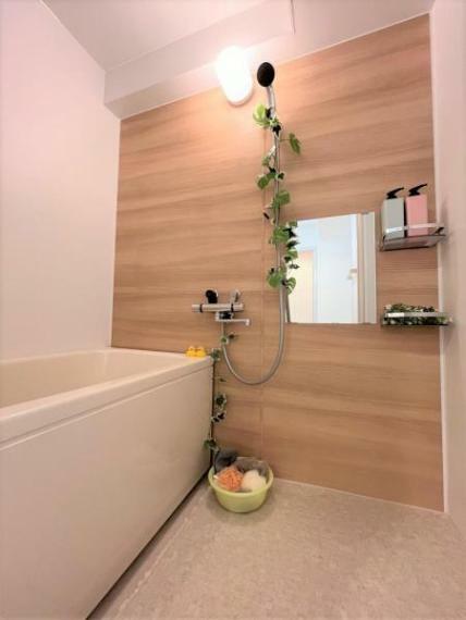 【リフォーム済】浴室はパネル工法で仕上げました。扉や水栓、照明や鏡は新しいものに交換し、清潔に仕上がりました。