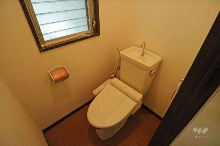 トイレは窓付きで換気のしやすい造りになっています！衛生面で綺麗に保ちやすいですね！