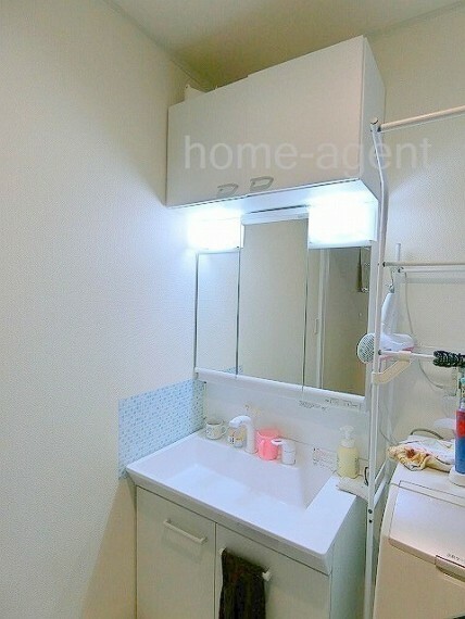 使い勝手の良い三面鏡タイプになります。シャワーヘッドでお掃除も楽々です。