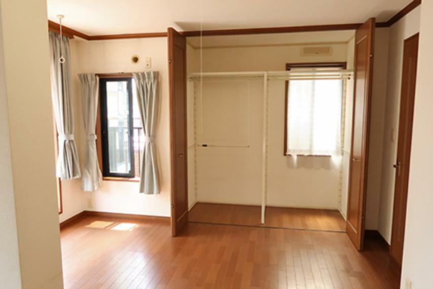 室内（2021年6月）撮影 2階主寝室クローゼット扉開いて撮影