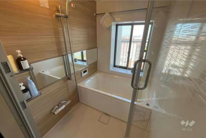 浴室は窓付き！戸建て感覚で利用でき、換気も楽々です！シャンプーラック付きで整理整頓もしやすそうです。