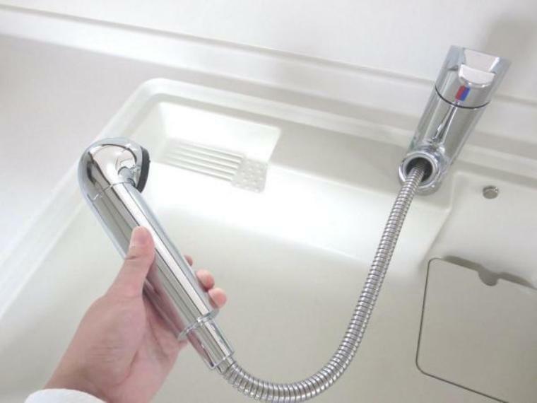 【同仕様写真】新品交換したのキッチンの水栓金具はノズルが伸びてシンクのお手入れもラクラクです。水栓本体には浄水機能が内蔵されていて、おいしいお水をつくります。