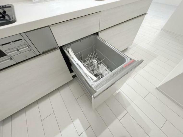《食器洗い乾燥機》■食事後もゆっくり過ごせる食器洗い乾燥機を設置。手洗いよりもキレイに洗え、節水にもなります。