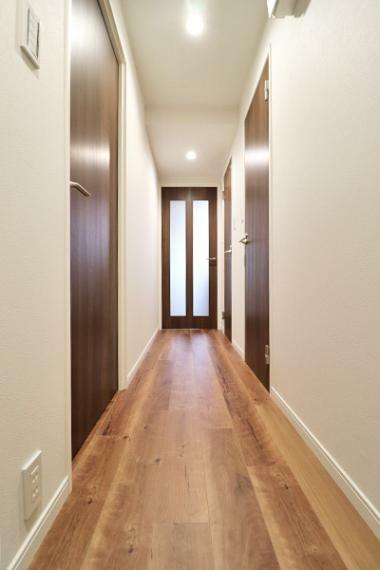 美しい木目の床材とオークの建具の配色がキレイな廊下です。