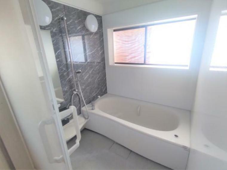 浴室は1坪タイプのリクシル製ユニットバスに新品交換しました。床は足裏に密着する微細な凹凸になっているので、すべりにくく安全です。