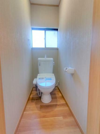 1階のトイレはTOTO製の温水洗浄便座トイレに新品交換しました。直接お肌に触れる部分なので、新品だと嬉しいですね。便座は温度調整ができるので、寒い冬場でも安心して利用できます。