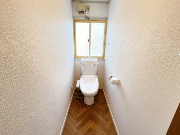 【リフォーム済】トイレの入り口の段差をフラットにし床はクッションフロアー張、天井・壁のクロスの張替えを行いました。