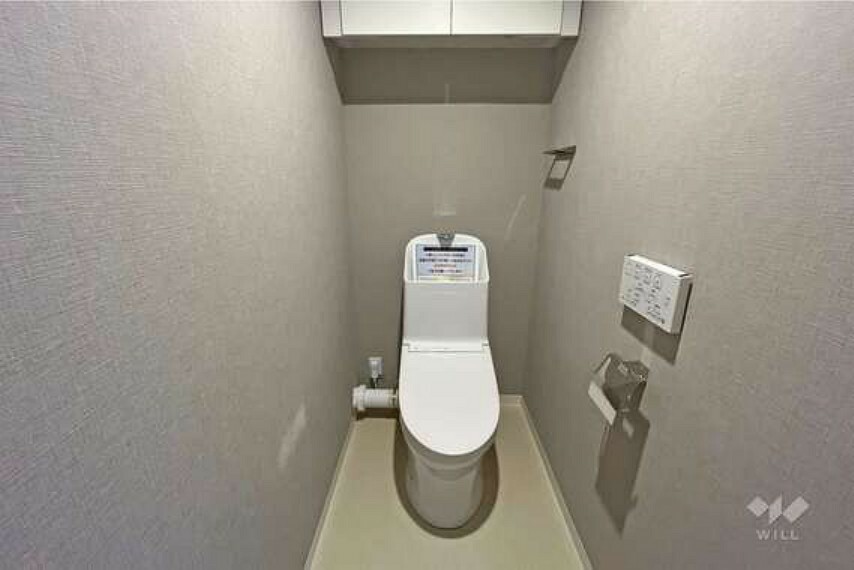 トイレです。2023年9月新調済み。上部に吊戸棚がございます。