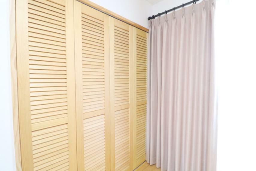 洋室の収納には換気機能付きの扉を採用。 収納内に湿気がこもりにくく、カビなども生じにくいつくりです。