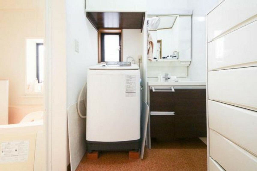 洗面/洗面化粧台はシャワーヘッドになっており、三面鏡を開けば収納になっています。