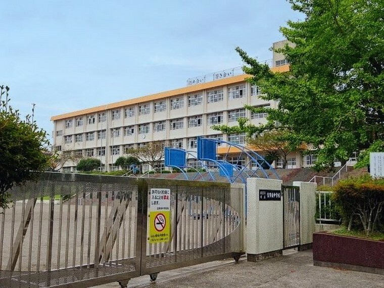 吉野東中学校【鹿児島市立吉野東中学校】は、吉野町に位置する1983年創立の中学校です。令和3年度の生徒数は476人で、16クラスあります。校訓は「礼節・勉学・錬磨・勤労」です。