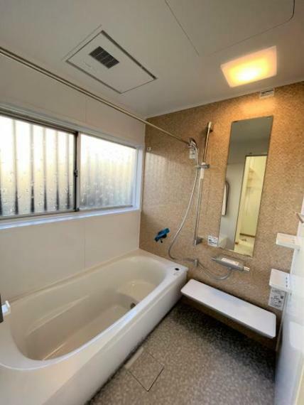 【リフォーム済】お風呂は窓のついた広々1坪のTOTO製ユニットバスに新品交換。1坪サイズなので、足を伸ばして入浴ができます。毎日使う水廻りが新品だと気持ちいいですね。新しいお風呂で1日の疲れを洗い流しましょう。