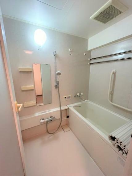 【リフォーム済】浴室は浴槽のクリーニング、水栓金具の交換を行いました。壁には手すりが付いているので、お年を召した方にも安心です。