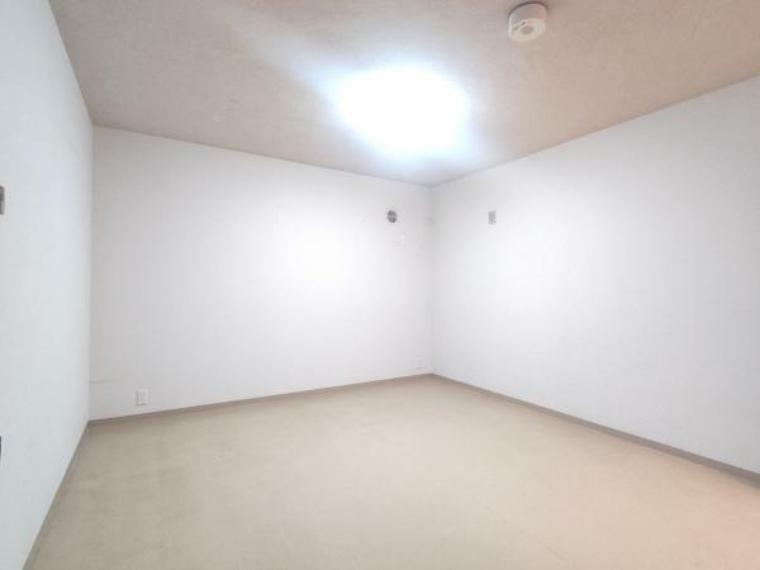 【リフォーム済】地下室は床、壁のクリーニングを行いました。約9.1帖と広めなので、趣味のためのお部屋として活躍しそうですね。