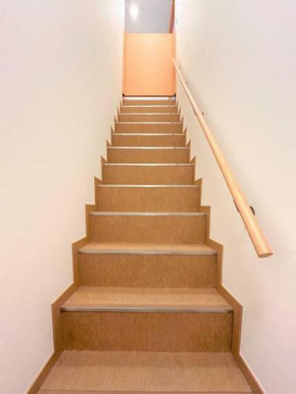 【リフォーム済】階段はクロス張替を行いました。手すり、ノンスリップが付いているので、安全に上り下りができます。