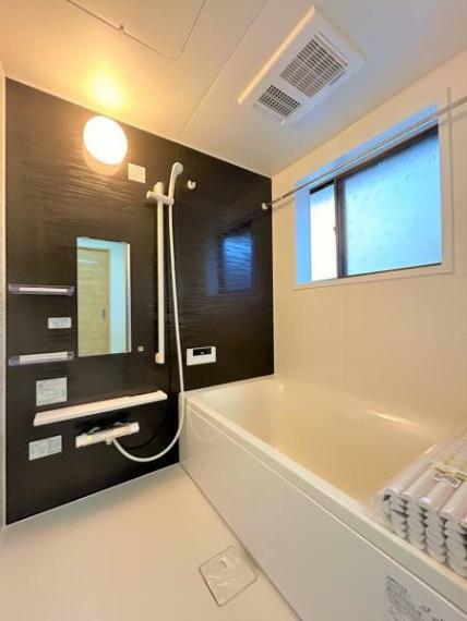 【同仕様写真】浴室はハウステック製の新品のユニットバスに交換しました。足を伸ばせる1坪サイズの広々とした浴槽で、1日の疲れをゆっくり癒すことができますよ。