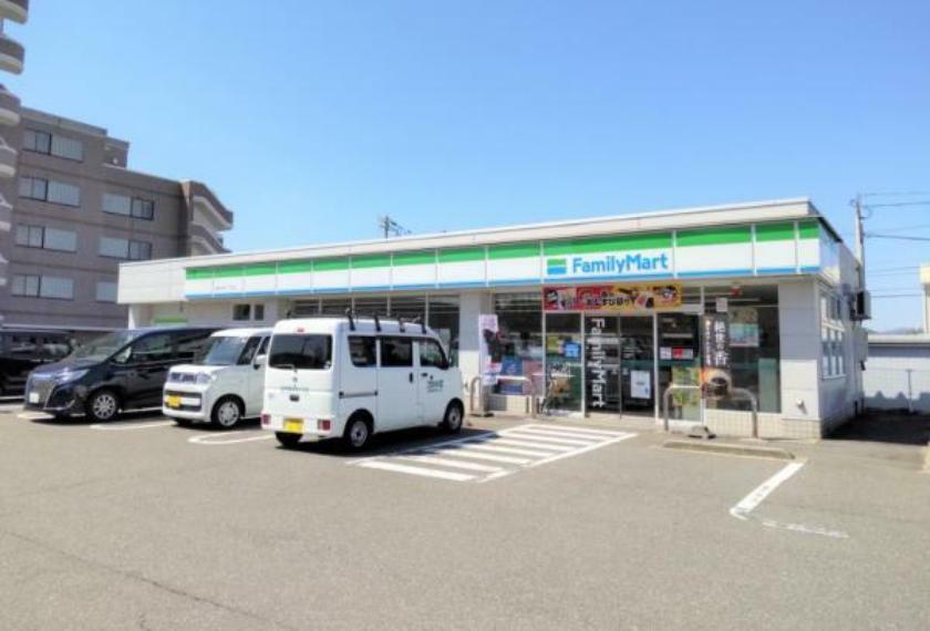 【近隣写真】ファミリーマート木田店まで500です。徒歩の距離でコンビニがあるのは嬉しいですね。