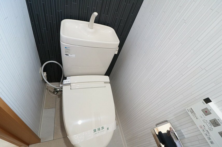 白でまとめた清潔感のあるトイレ