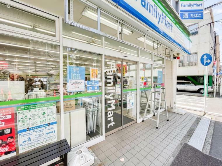 ファミリーマート横浜山王町店（24時間営業ですので急なお買い物に便利ですね。）