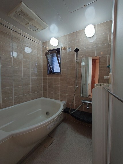 1418サイズ　採光・通風用の窓付　半身浴が可能なワイド浴槽の浴室