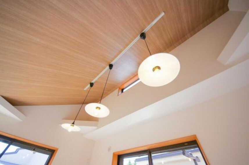 木目の天井とペンダントライトでカフェのような空間。