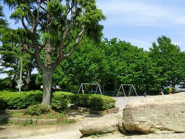鷹取公園 子供の遊び場に便利です。岩場がある公園。