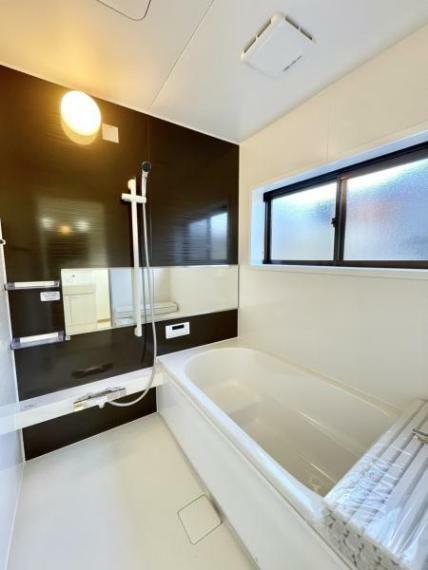 【リフォーム済】浴室はハウステック社製の新品のユニットバスに交換を行いました。足を伸ばせる一坪サイズの広々とした浴槽で、一日の疲れをゆっくり癒すことが出来ますよ。