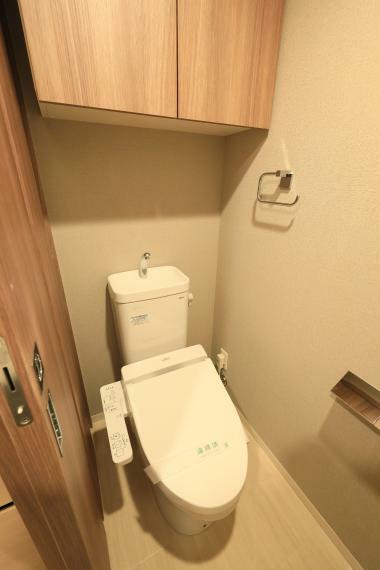 便利なウォシュレット一体柄トイレ、吊戸棚が備わっております。