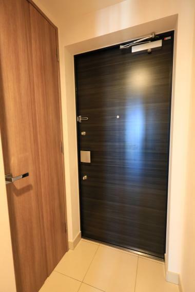 玄関の複製が困難なディンブルキーを採用するとともに、鎌デッド錠が戸先に対する様々な外力からドアを守ります。
