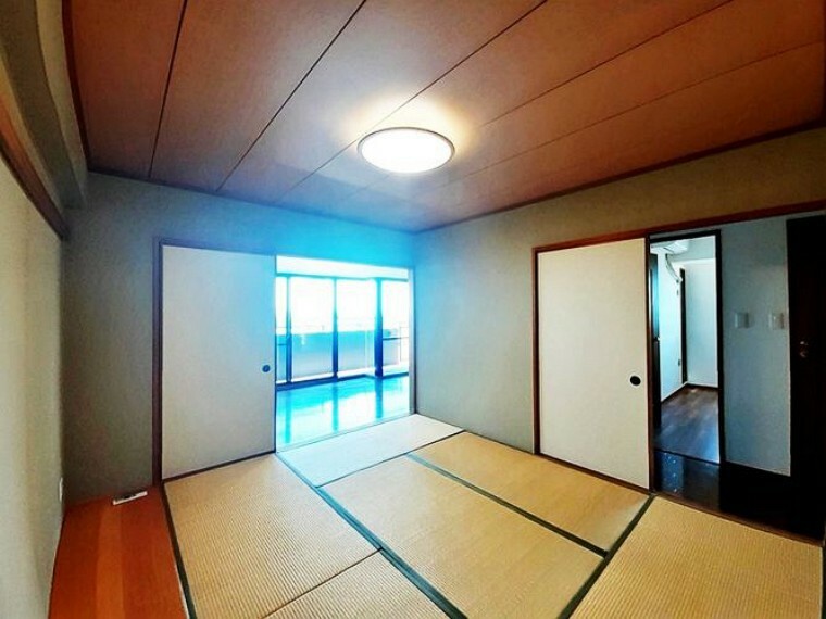 撮影　2023年　8月日本的な和室で畳の香りがリラックスできます。和室はお子様を一人で遊ばせていてもキッチンから確認できるので、安心ですね。