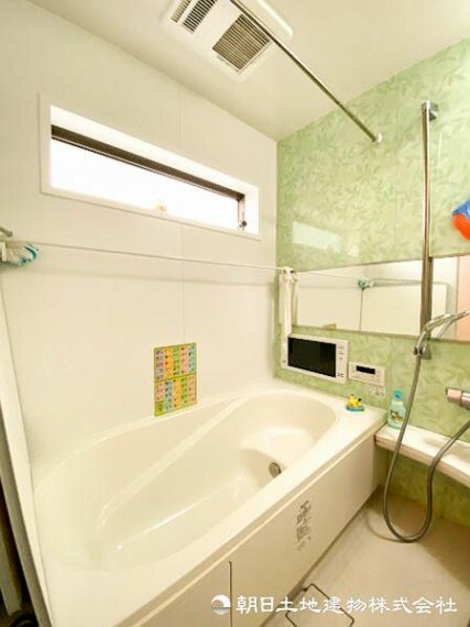 【浴室】快適な使い心地とゆとりある空間が1日の疲れを解きほぐすバスルーム。空間も浴槽もゆったりのびのび使えます