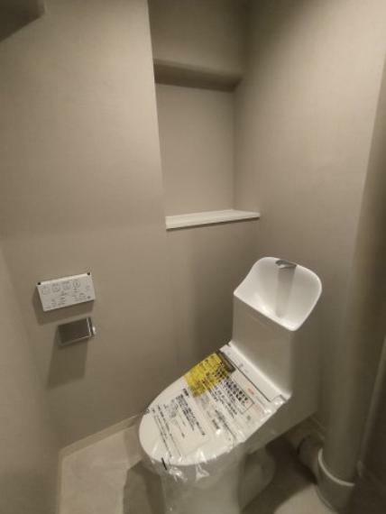 ・トイレ トイレに省スペースで収納を確保。