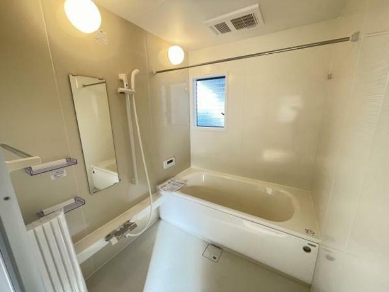 【リフォーム完成済み】浴室はハウステック製の新品のユニットバスに交換します。床は水はけがよく汚れが付きにくい加工がされているのでお掃除ラクラクです。