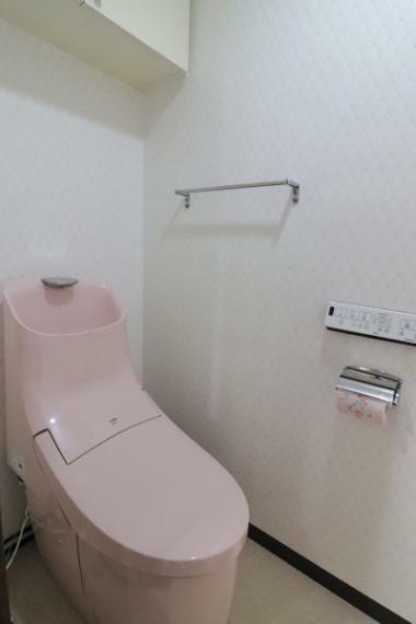 替えのトイレットペーパーや掃除道具の収納に便利な吊戸棚が付いていますので整理整頓がしやすいです