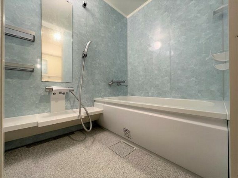半身浴やお子様と一緒にくつろぎのバスタイムを満喫できるゆとりあるタイプの浴室！