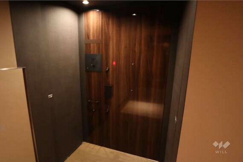 物件の玄関。1フロア3戸、北西・南西角部屋でプライバシーが保たれやすい作りです。