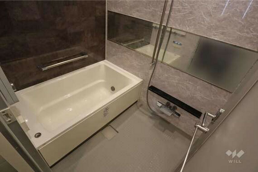 浴室は1418サイズ。横長の鏡が開放的ですね。手摺もついていてご高齢の方でも安心です。物干し竿もございます。