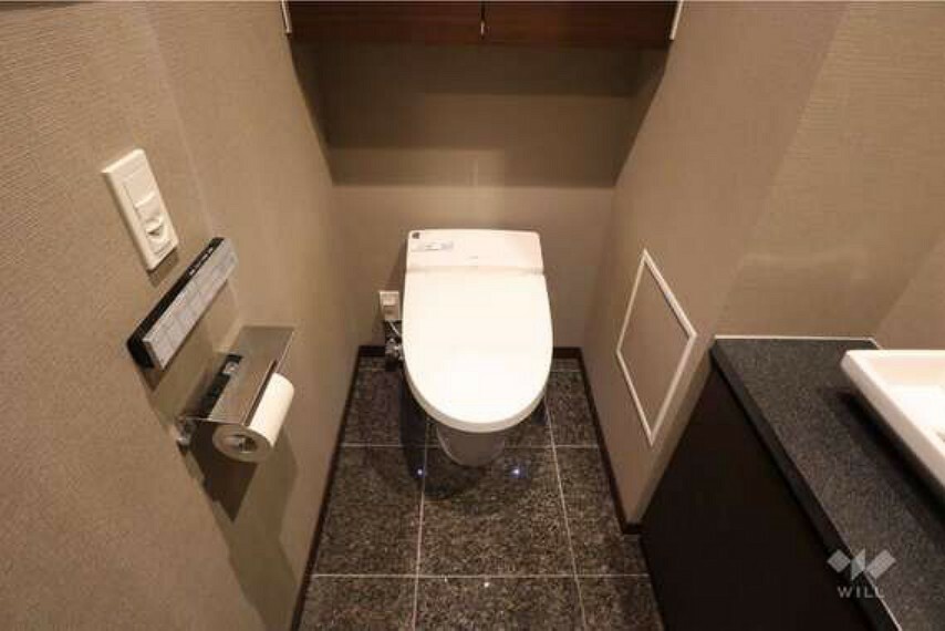 トイレはタンクレスタイプです。温水洗浄機能便座付きで冬でも快適に使うことが可能です。