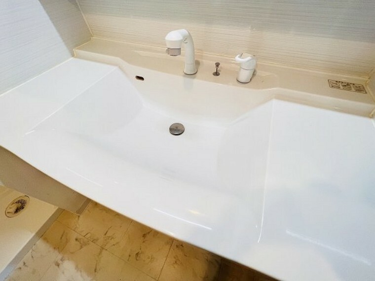 入浴時の快適さも大事なことですが、綺麗な状態を維持できなければ気持ちよく入浴できません。毎日の掃除が楽という点は大事なポイントになります！カビが生えにくく掃除がしやすい、壁や浴槽を選ぶといいでしょう。