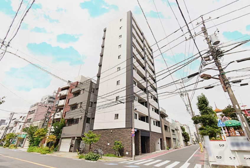 2019年4月築の「グローベル奥浅草寺町通りHANA」は、白を基調としたスタイリッシュな外観が特徴！
