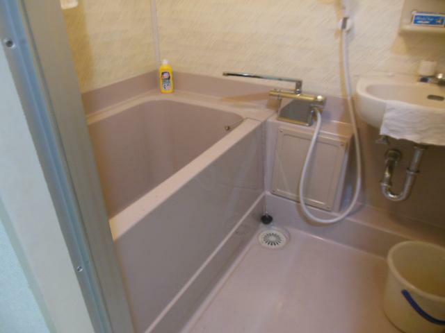 浴室は小さめですが、1階に24時間入浴可能な（清掃時間を除く）温泉大浴場があります