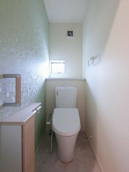 1階トイレは、洗浄機能を完備。開口窓も設けられており、清潔な空間の印象です。