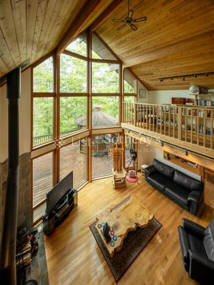 天井が高く開放的な室内空間。天井まで窓があり、大自然を身近に感じることが可能。