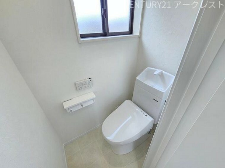 小窓のある2階の温水洗浄便座付トイレです
