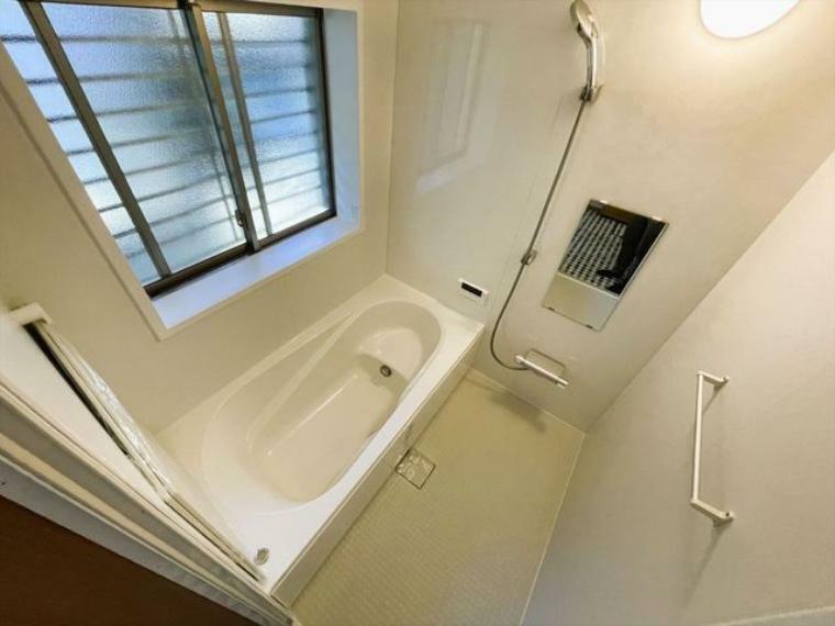 浴室は湿気がたまりやすく、換気扇だけでは心配。。。窓をあければお風呂がカラっと乾きます。