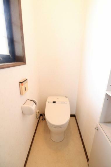 2階　トイレ。温水洗浄機能付きタンクレスタイプ