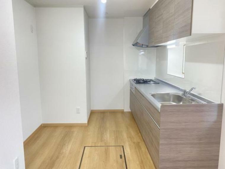 【キッチン】キッチン後ろには冷蔵庫や食器棚を置くスペースがあります。